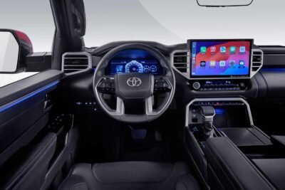 Toyota presenta en México la nueva Tundra HEV 2025, una pickup híbrida: interiores, pantalla, volante, consola central