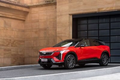 Cadillac OPTIQ 2025 llega a México - color rojo con negro