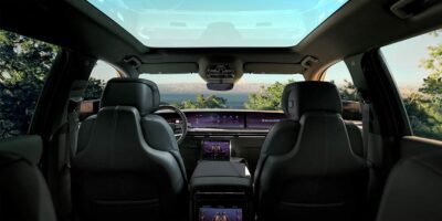 Cadillac ESCALADE IQL 2026 totalmente eléctrica, interior con gran tecnología, techo panorámico, pantallas a color 